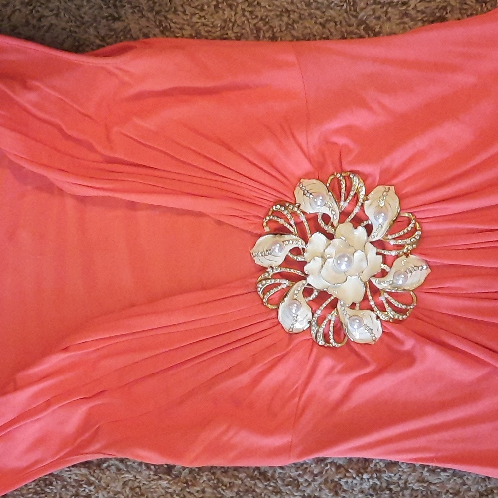 Low Cut Beautiful Top - Picture 2 of 3